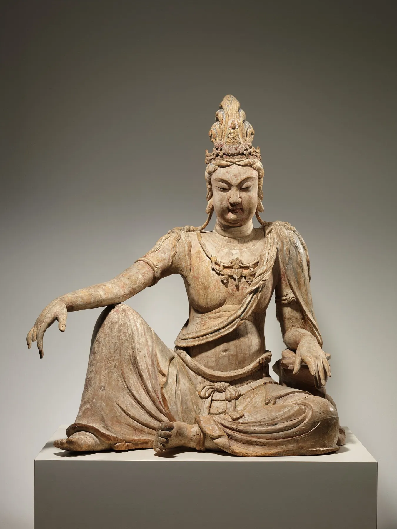 辽代木雕水月观音：观音以游戏坐姿态闲坐，右臂搭在膝上，身后没有光背