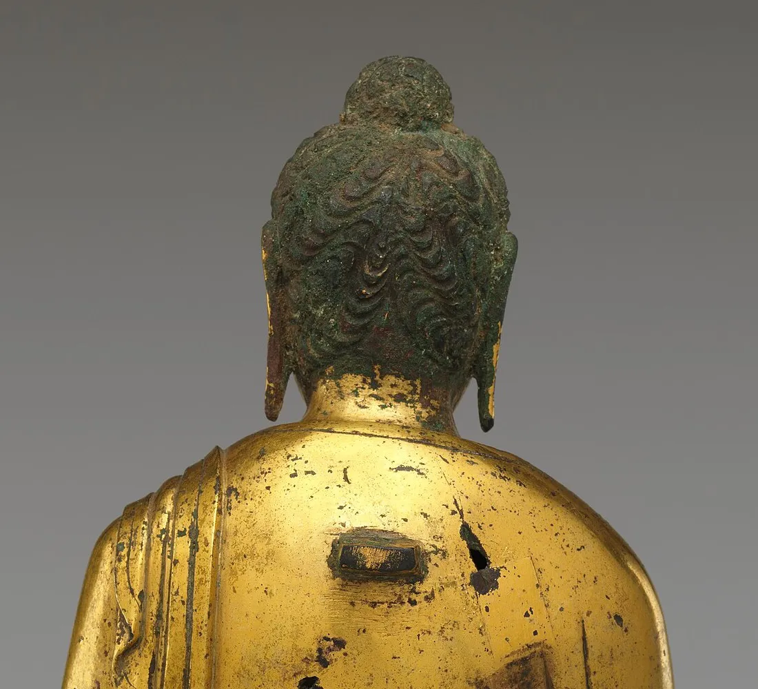 唐代鎏金铜大日如来像背面：佛背中央有一个长方形的插孔，光背已经不在