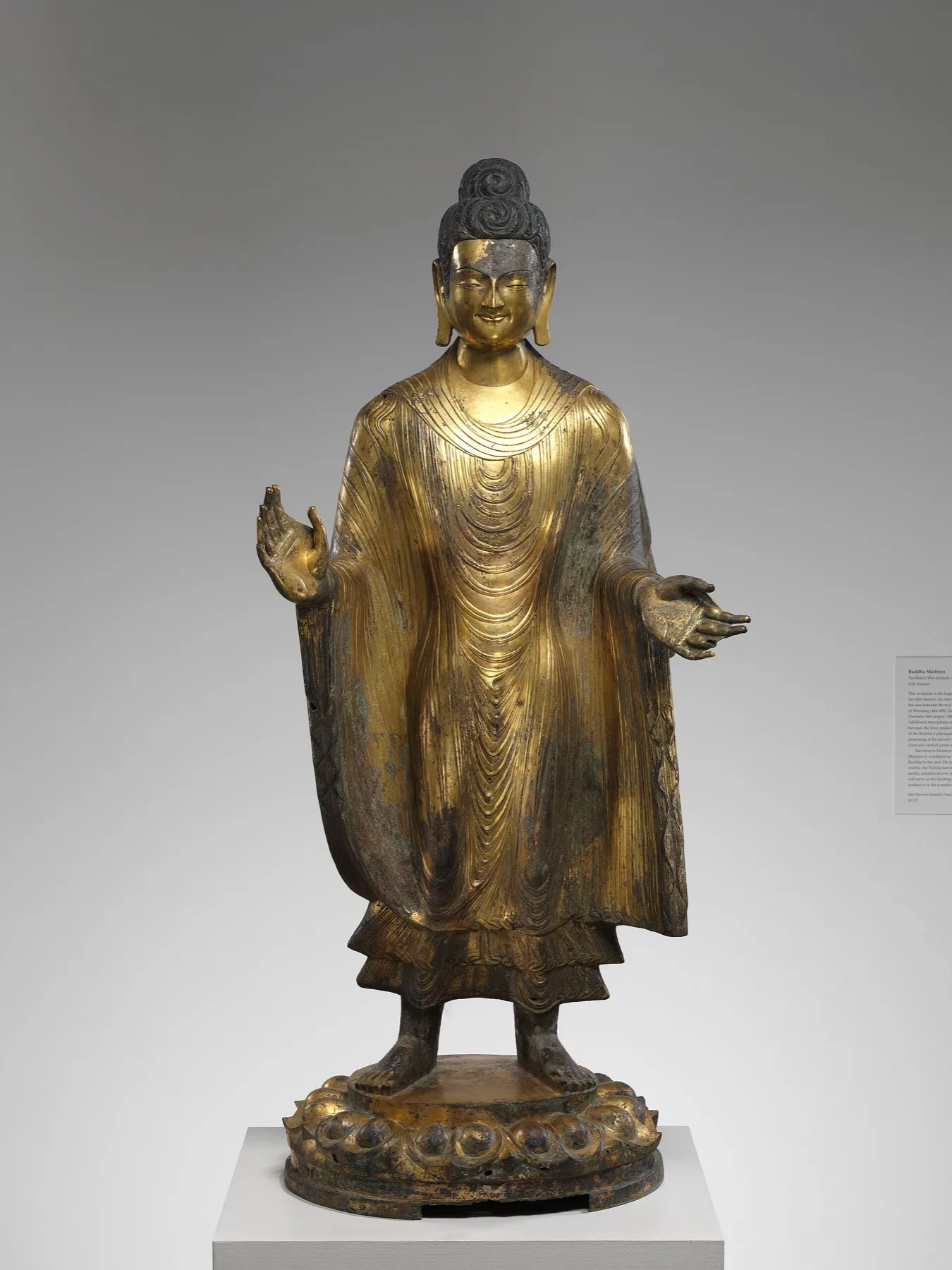 北魏太和十年铜弥勒立像：一尊高大的鎏金铜立佛，衣褶如火焰般层层翻起，身后空无一物