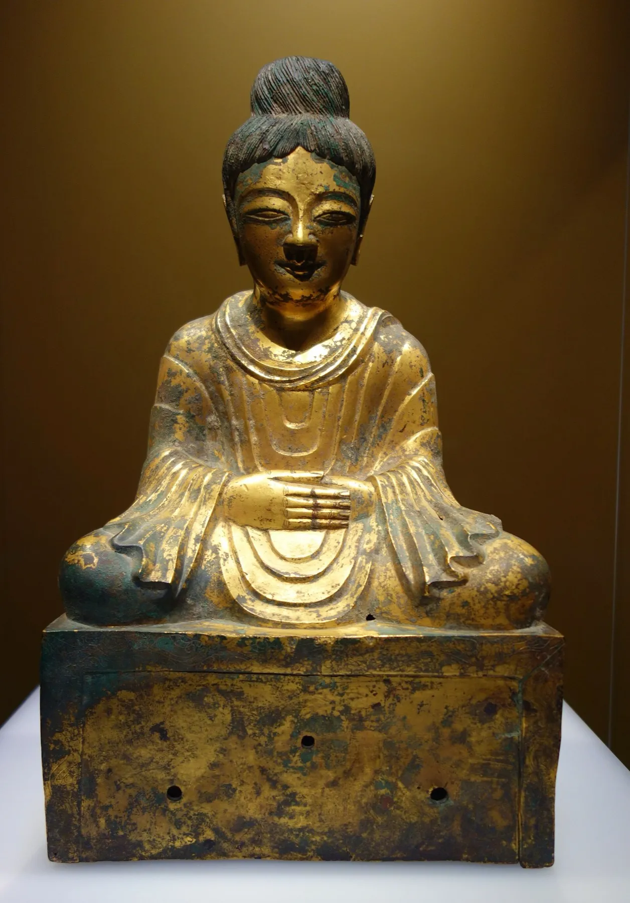 后赵建武四年铜坐佛：鎏金铜佛结跏趺坐于方座上，双手相叠，身后没有光背