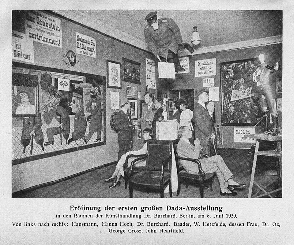 Foto der Eröffnung der Ersten Internationalen Dada-Messe, Berlin, 1920