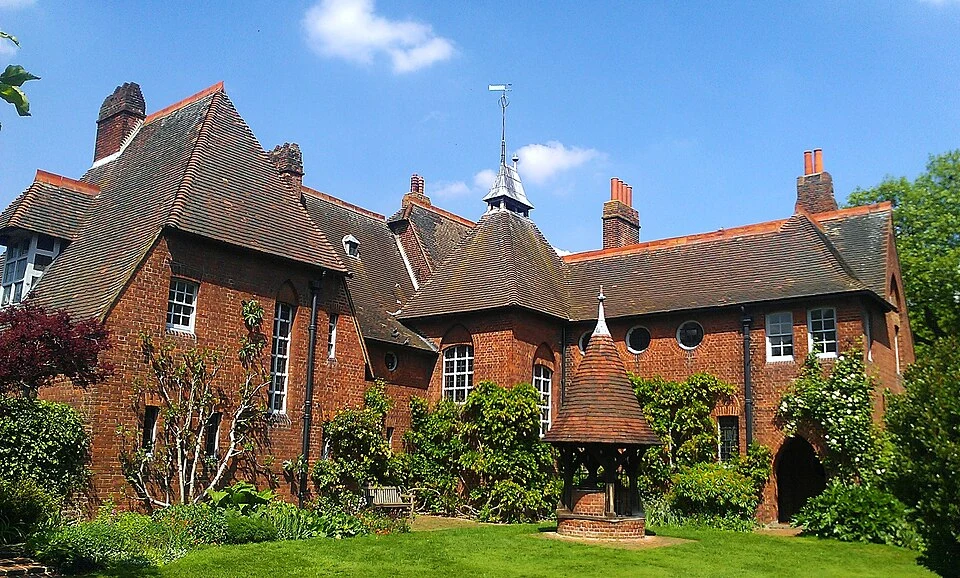 Philip Webb 为 William Morris 设计的红屋,1860 年建成;后来的建筑照片