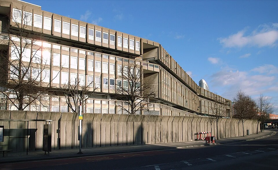 Alison 与 Peter Smithson 设计的 Robin Hood Gardens 住宅，真实建筑照片