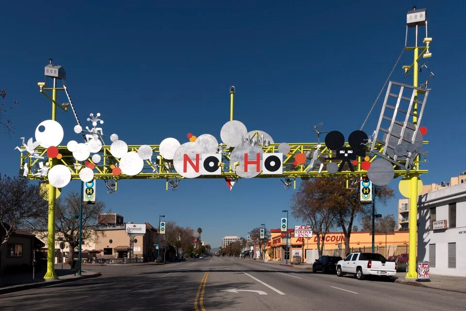 NoHo-Gateway-Schild von Peter Shire: ein verwandtes öffentliches Design, nicht der Bel-Air-Sessel